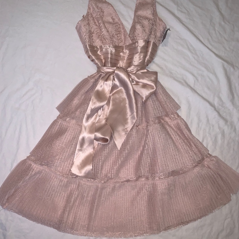Bcbgmaxazria tiered silk lace dress